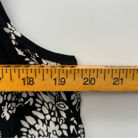 Bila sleeveless top tie front top ladies size M. - Picture 2 of 7